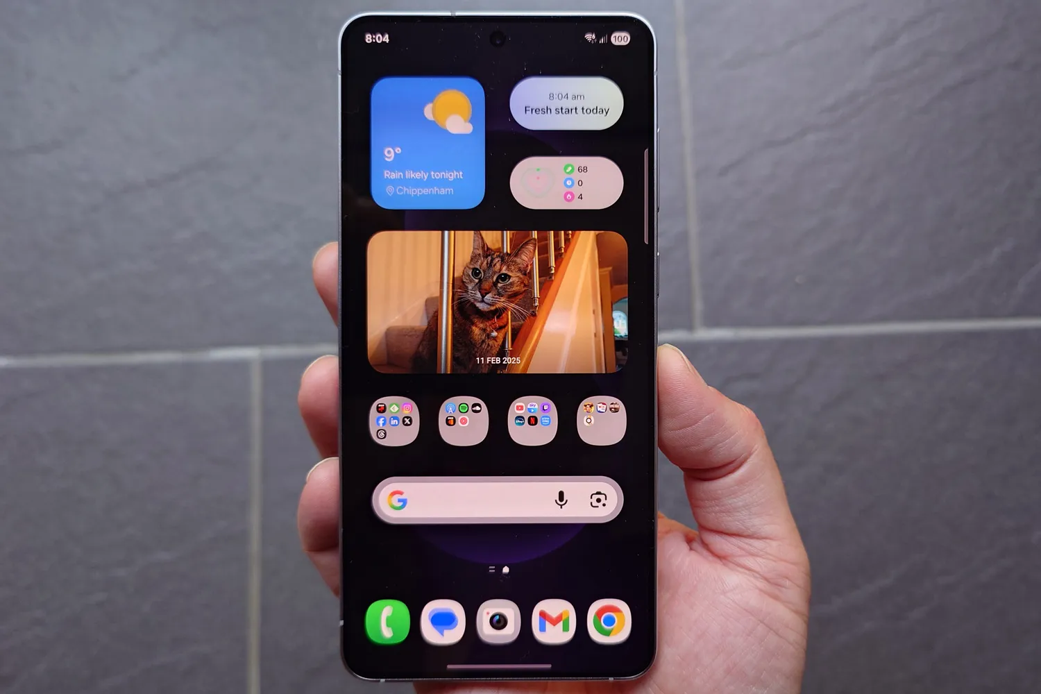 Samsung Galaxy S25 Edge in hand front